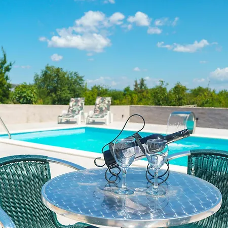 M&m By Suitesliving Villa Vodice